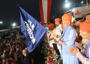 As LG flags off first batch of Amarnath Yatra pilgrims from Jammu, pilgrims get warm reception from locals in Kashmir
