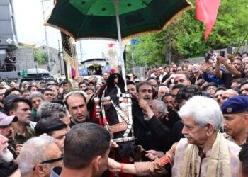 LG joins Zuljinah procession in Downtown Srinagar, pays tributes to Imam Hussain (AS) and his companions   