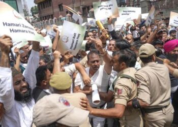 Police foil J&K Congress protest march to demand restoration of statehood