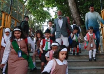 Schools reopen in Kashmir after summer break