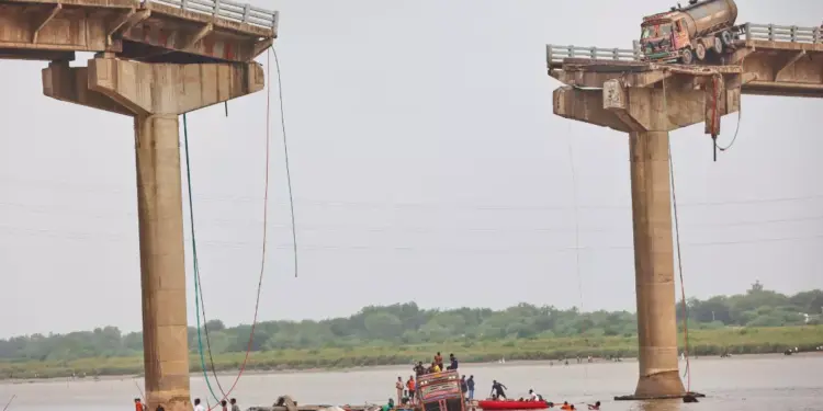 Vadodara bridge collapse: Death toll rises to 16; search on for missing persons