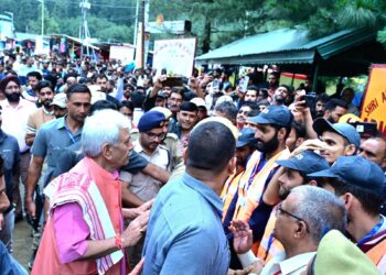 LG visits Nunwan and Chandanwari base camps; reviews facilities