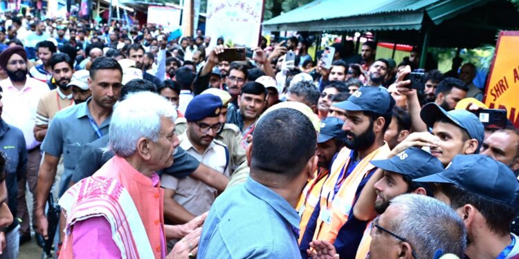 LG visits Nunwan and Chandanwari base camps; reviews facilities