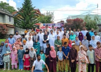 Cong hands over cheques for education expenses of children orphaned by Pak shelling in Poonch