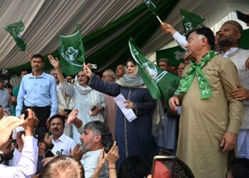 Stop ranting about war, talk about dialogue with Pakistan: Mufti to Centre