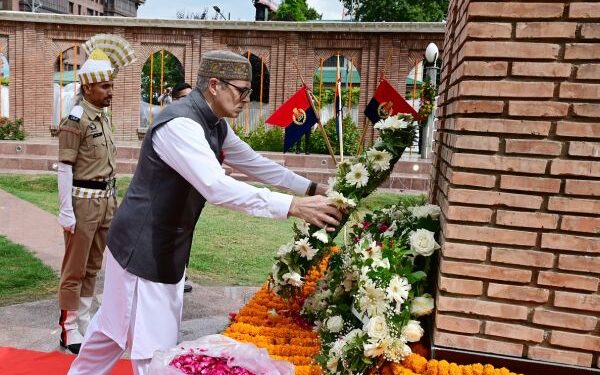 CM pays floral tribute to martyrs at Balidan Stambh