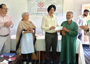 Commr Secy I&C visits Bandipora, reviews functioning of Wool, Tweed Cluster