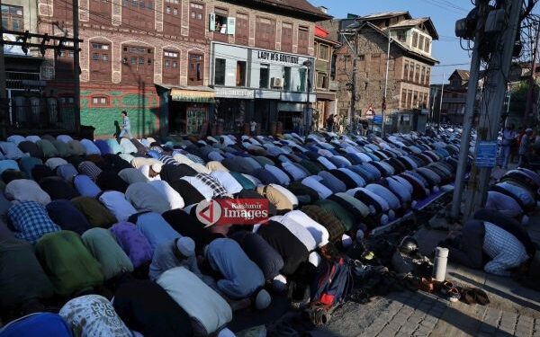 Thousands offer ‘Khoja Digar’ at Naqshband Sahib Shrine in Downtown