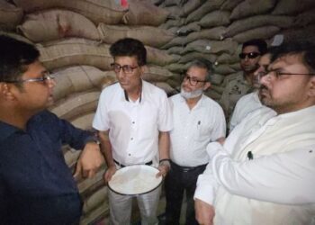 Satish Sharma inspects FCI godowns, fair price shops, food establishments, street vendors, hotels in Srinagar