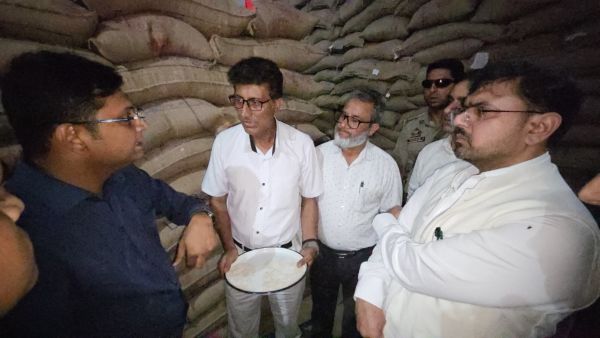 Satish Sharma inspects FCI godowns, fair price shops, food establishments, street vendors, hotels in Srinagar