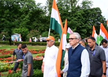 LG flags off Tiranga Yatra from Dal Lake in Srinagar, CM joins walkathon