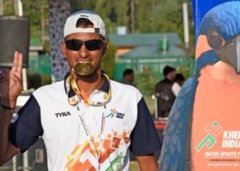 PM showers praise on local hero Mohsin Ali who set Dal Lake ablaze during KIWSF