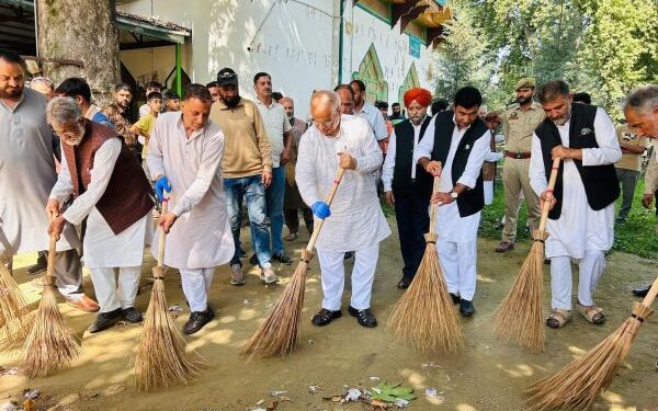 BJP launches Swachhta Abhiyan at Hazrat Rakun Din Shrine