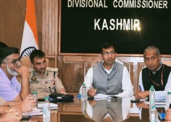 Div Com assures evacuation of stranded fruit trucks through National Highway, Mughal Road