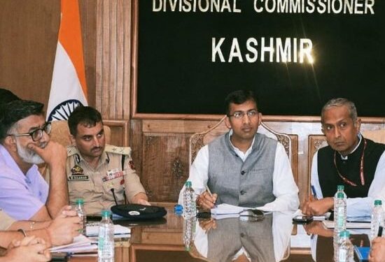 Div Com assures evacuation of stranded fruit trucks through National Highway, Mughal Road