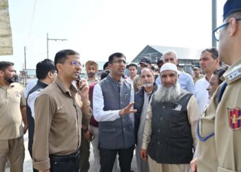 Over 2200 fruit-laden trucks evacuated via Mughal Road during past 24 hours: Div Com Kashmir