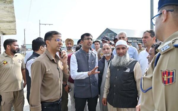 Over 2200 fruit-laden trucks evacuated via Mughal Road during past 24 hours: Div Com Kashmir