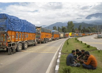 Apple traders declare two-day shutdown of ‘Apple Mandis’ in Kashmir to protest against highway closure