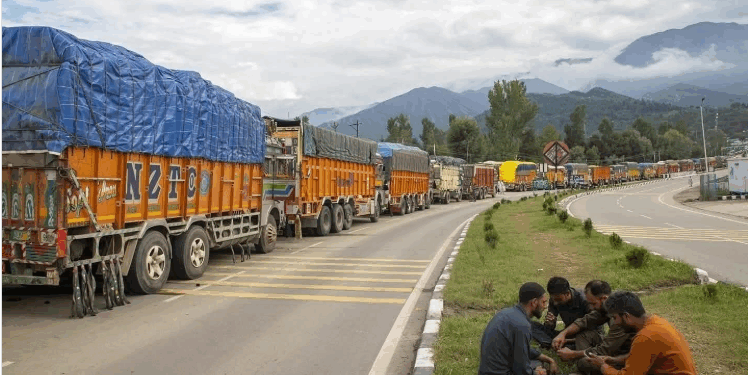Apple traders declare two-day shutdown of ‘Apple Mandis’ in Kashmir to protest against highway closure