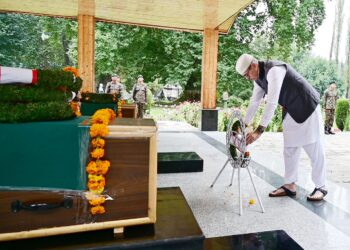 CM Omar Abdullah lays wreath, pays rich tributes to martyred soldiers of Kulgam encounter