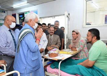 “Sewa Pakhwada”: LG distributes fruits to patients at JLNM Hospital Rainawari as part of birthday celebration of PM Modi