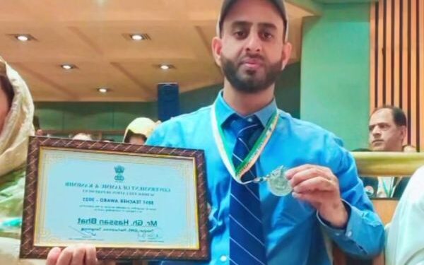 KI columnist & teacher Gh Hassan Bhat honoured with UT-level award