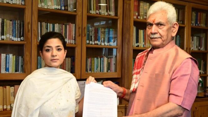 PDP’s Iltija Mufti meets LG, turns in memorandum on apple industry’s ‘crisis’ due to highway closure