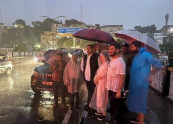 Satish Sharma inspects Tawi River embankments, assesses water level situation