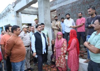 Satish Sharma visits flood-affected areas of Chowki Choura