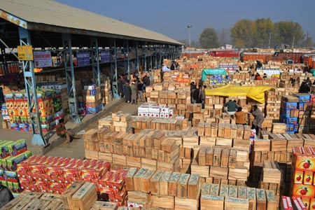 Traders at Sopore fruit mandi suspend operations due to closure of Jammu-Srinagar highway