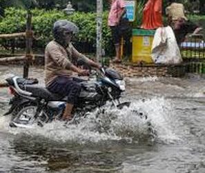 Eight dead as torrential rain paralyses Kolkata; transport, schools hit, Puja holidays advanced
