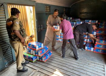 Railway ministry rescues fruit growers of Kashmir