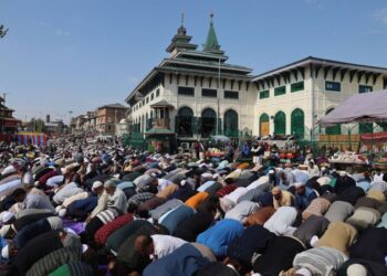 Thousands prayed at Dastageer Sahib Shrine in Srinagar on Friday following the great Sufi saint’s Urs