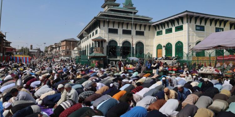 Thousands prayed at Dastageer Sahib Shrine in Srinagar on Friday following the great Sufi saint’s Urs