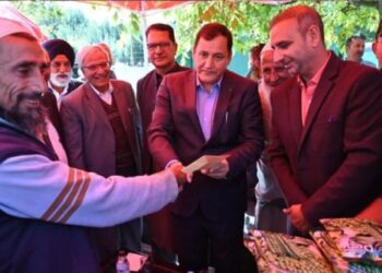 Javid Dar visits Medicinal & Aromatic Plantation farm Rohama Bla