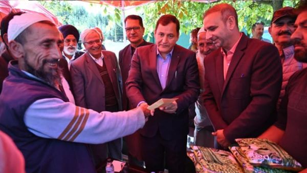 Javid Dar visits Medicinal & Aromatic Plantation farm Rohama Bla