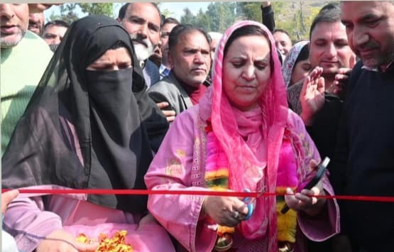 Sakeena Itoo holds Public Darbar in Kulgam