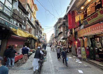 A vibrant Sunday afternoon at Maharaj Bazaar, Srinagar – where colors, culture, and commerce fill every corner