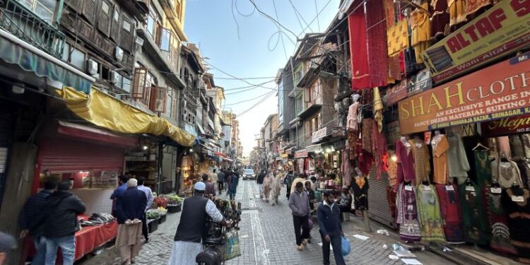 A vibrant Sunday afternoon at Maharaj Bazaar, Srinagar – where colors, culture, and commerce fill every corner