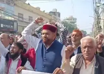 Daily-wagers march to CM’s residence in Jammu, demand regularisation, pending wages