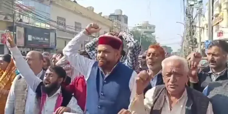 Daily-wagers march to CM’s residence in Jammu, demand regularisation, pending wages