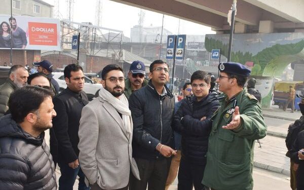 Div Com Kashmir reviews traffic decongestion plan for Srinagar City