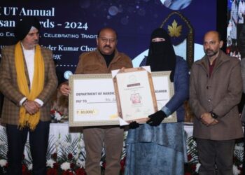 38 master craftsmen receive UT-level awards from Dy CM