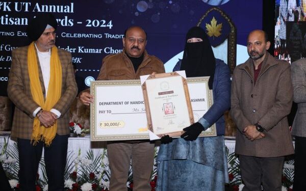 38 master craftsmen receive UT-level awards from Dy CM