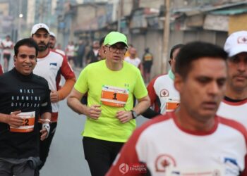 Omar Abdullah ,Bollywood actor Sunil Shetty jointly flagged off the Kashmir Marathon 2.0