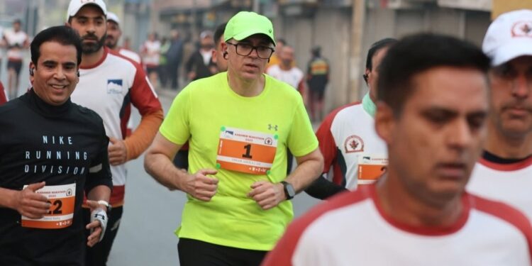 Omar Abdullah ,Bollywood actor Sunil Shetty jointly flagged off the Kashmir Marathon 2.0