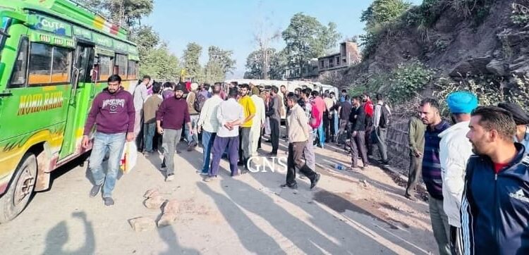 Many School Going Chidren Injured in Minibus Accident In Rajouri