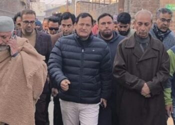 Javid Dar, Advisor Wani visit bereaved families, injured victims of Nowgam blast