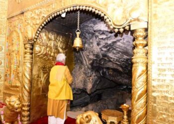 LG Sinha pays obeisance at Vaishno Devi shrine
