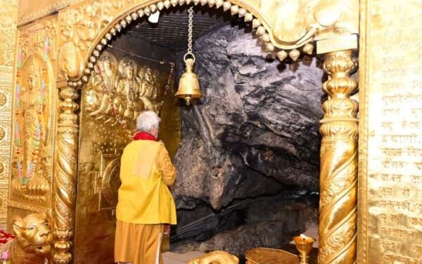 LG Sinha pays obeisance at Vaishno Devi shrine